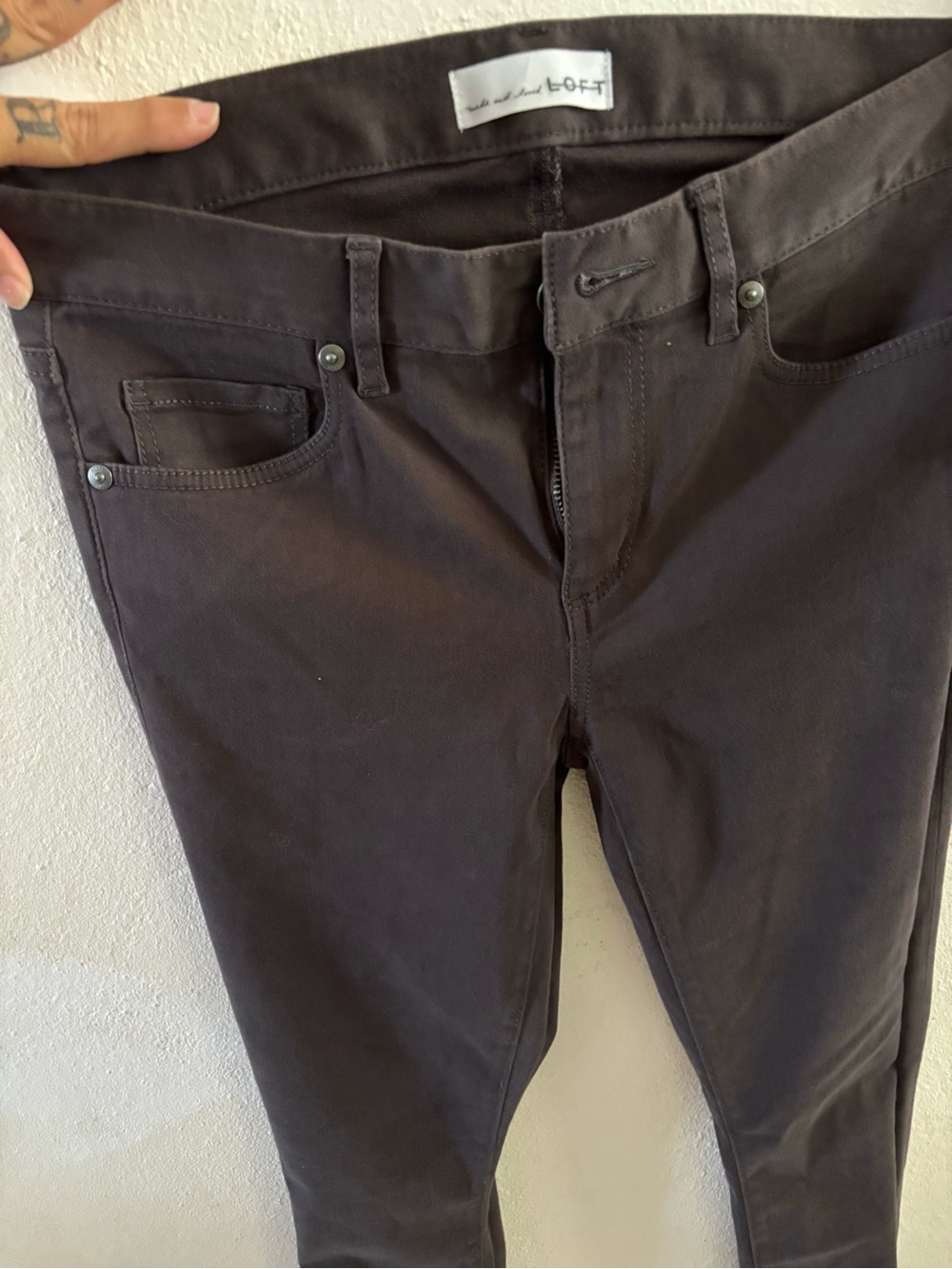 LOFT Skinny womens Jeans in Dark Charcoal size 0 but stretch’s a lot 0-3